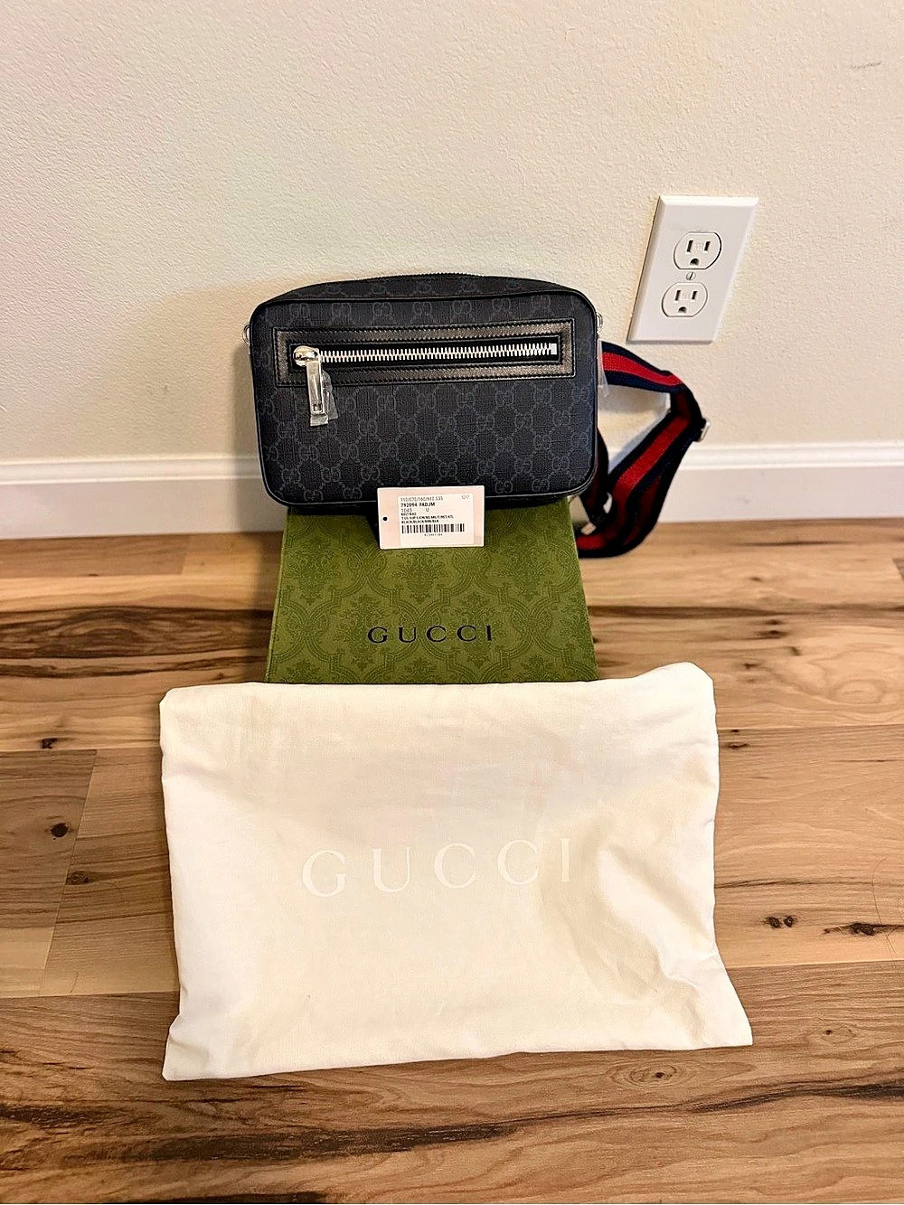Gucci GG Supreme Small Messenger Bag Black Grey & Red
Brand bew with tag, box an